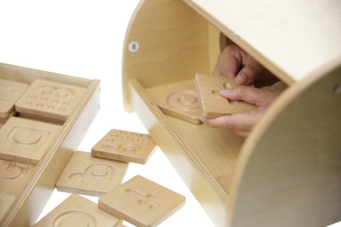 MASTERKIDZ Zabawka Sensoryczna Rozpoznaj Dotykiem Literki Cyfry Kształty Montessori