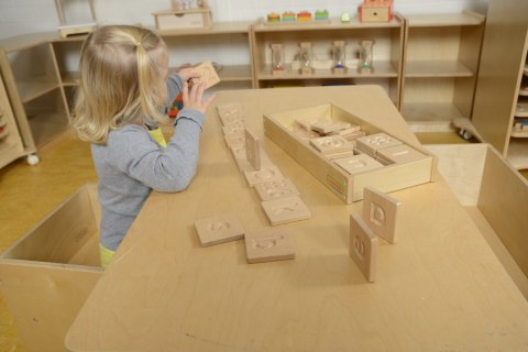 MASTERKIDZ Zabawka Sensoryczna Rozpoznaj Dotykiem Literki Cyfry Kształty Montessori