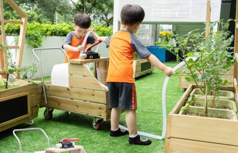 CLASSIC WORLD EDU Drewniany Wózek na Wodę do Podlewania + Wąż