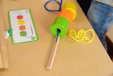 Masterkidz Duża Drewniana Nawlekanka Sznurowanka Montessori